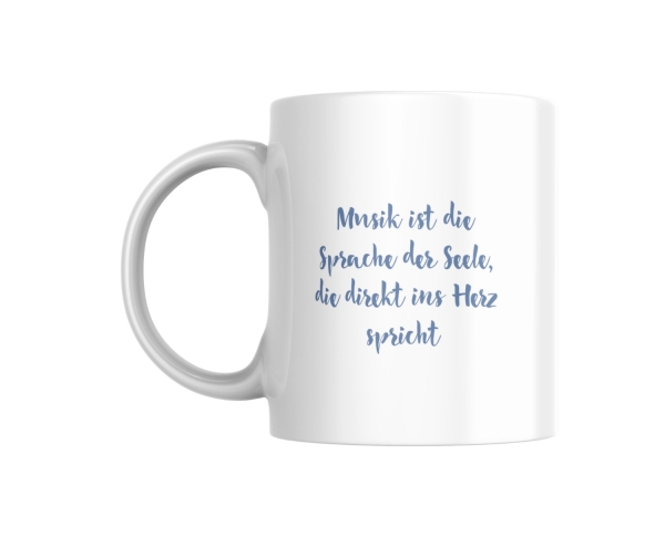 Weiße Keramik-Tasse mit dem inspirierenden Zitat „Musik ist die Sprache der Seele, die direkt ins Herz spricht“ in einer eleganten blauen Schrift. Perfekt für Musikliebhaber und als einzigartiges Geschenk.